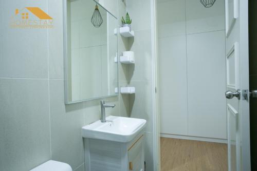 吉隆坡Legasi Kampung Baru by Twenty7的白色的浴室设有水槽和镜子