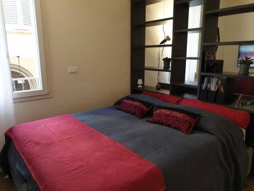 博洛尼亚Saint George and the Dragon Suite的一间卧室配有两张红色和蓝色床单