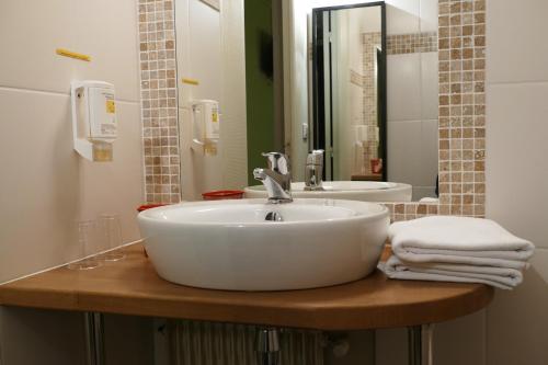 昂古莱姆金艾匹酒店的浴室设有白色水槽和镜子