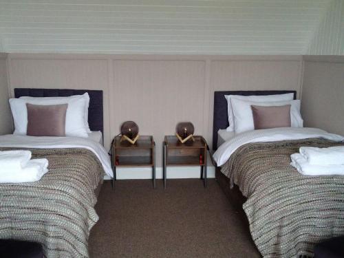 TalmineArdville的一间设有两张床铺和毛巾的房间