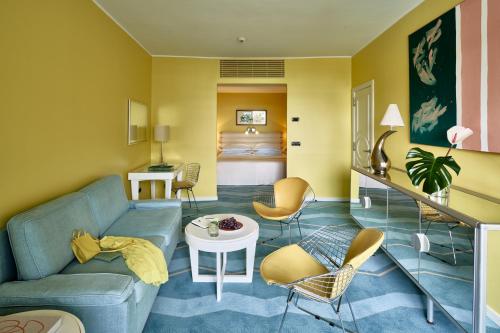马斯帕洛马斯海滨棕榈滩酒店的客厅配有沙发、椅子和1张床