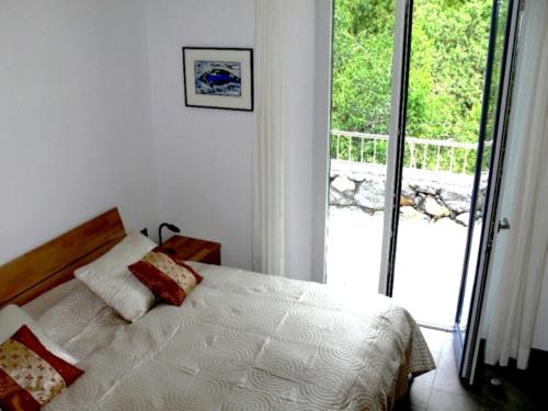蒂哈拉费Villa Atlantico - beheizter Pool, Sauna的一间卧室设有一张床和一个大窗户