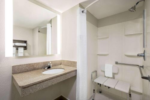 艾伦镇白厅/艾伦镇华美达酒店的一间带水槽和镜子的浴室