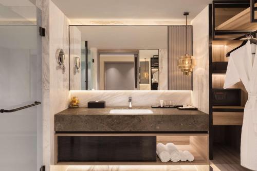 孟买孟买哥熱岗丽笙酒店的一间带水槽和镜子的浴室