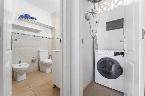 阿罗纳Central Los Americos Apartment的一间带洗衣机和卫生间的浴室