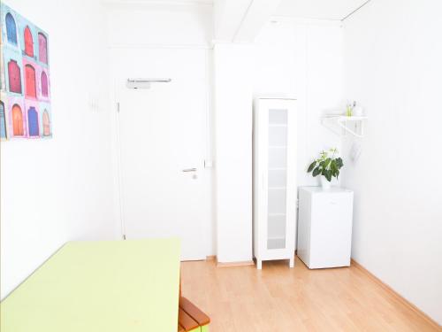 慕尼黑PM旅舍的白色的客房配有床和镜子
