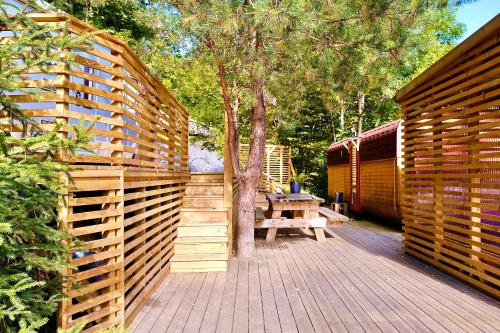 NesetB&B KNARDAL SPA的木甲板设有木栅栏和野餐桌