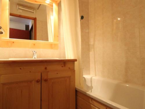 兰斯勒维拉德Appartement Lanslevillard, 2 pièces, 6 personnes - FR-1-508-107的浴室配有盥洗盆、镜子和浴缸