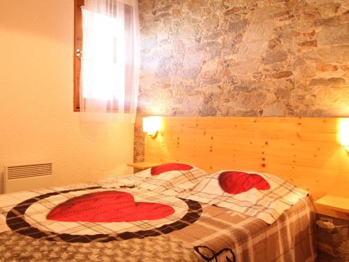 欧苏瓦Appartement Aussois, 2 pièces, 4 personnes - FR-1-508-187的一间卧室配有一张石墙床