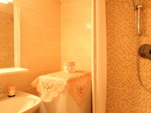 欧苏瓦Appartement Aussois, 2 pièces, 4 personnes - FR-1-508-187的浴室配有卫生间、盥洗盆和淋浴。