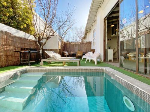 巴塞罗那Casa Lavander的一座房子后院的游泳池
