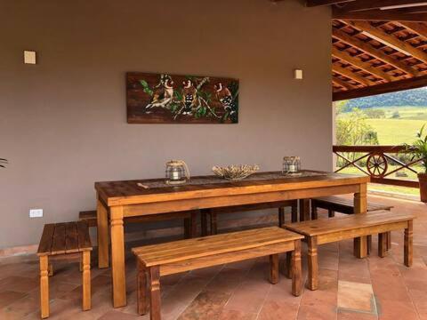 里贝朗克拉鲁Pousada Villa Paraizo的木桌和长凳