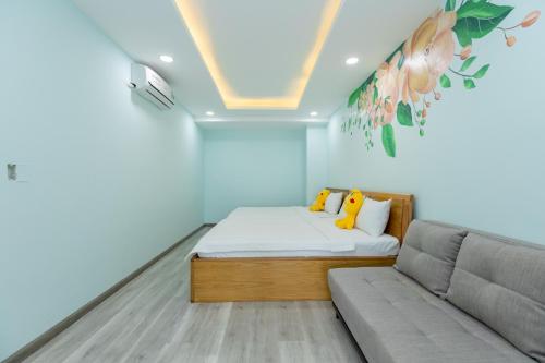 头顿Vung Tau Gold Sea Apartment Galaxy Homestay的一间带床和沙发的小卧室