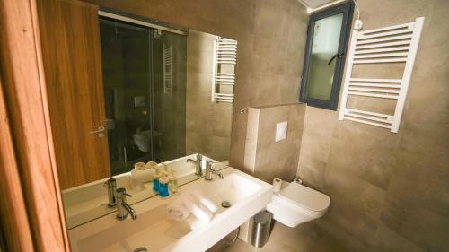 卡萨布兰卡Sea View B16 - Mosqué Hassan II - By TheCasaEdition的一间带水槽、卫生间和镜子的浴室