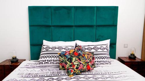 卡萨布兰卡Sea View B16 - Mosqué Hassan II - By TheCasaEdition的一张带绿色床头板和枕头的床