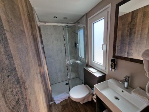 盖瑟尔温德Seaside-Resort的带淋浴、卫生间和盥洗盆的浴室