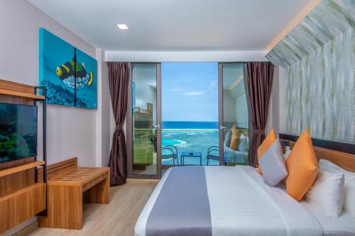 马富施Triton Prestige Seaview and Spa的一间卧室配有一张床,享有海景