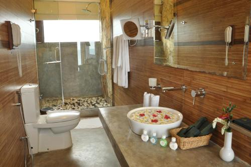 雅拉Laya Safari Resorts & Spa的浴室配有卫生间、淋浴和盥洗盆。
