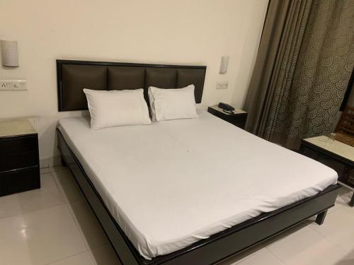 Hotel Raman's客房内的一张或多张床位