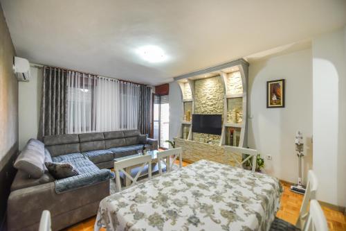 波德戈里察Apartman Vukcevic的客厅配有沙发和一张床