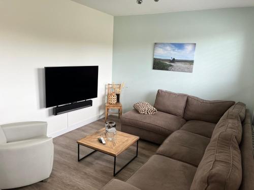 德科赫Parnassia的带沙发和平面电视的客厅