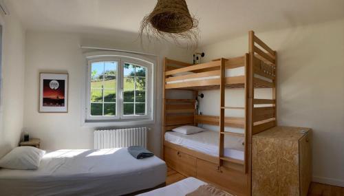 乌瑞基尼Amama Baita的一间卧室设有两张双层床和一扇窗户。