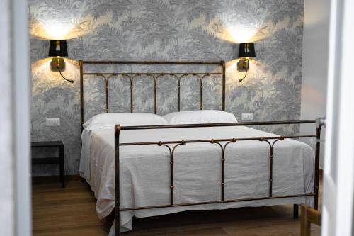 巴尼奥雷焦La Dimora del Principe的一间卧室配有床和壁纸墙