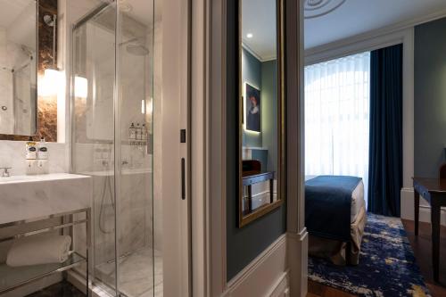 波尔图ICON Duplo Ribeira的带淋浴、盥洗盆和镜子的浴室