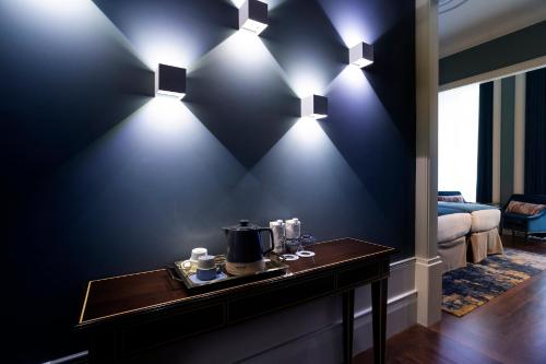 波尔图ICON Duplo Ribeira的一间拥有蓝色墙壁和桌子上的灯光的房间