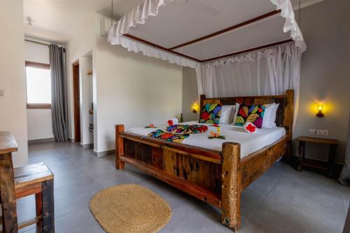 帕杰Aluna Paje的一间卧室配有一张大木床。