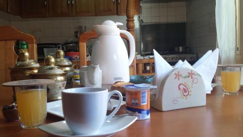 蓬塔阿雷纳斯帕雷迪索旅馆的一张桌子,上面有咖啡壶和杯子