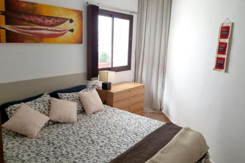 卡萨拉博内拉One bedroom appartement with wifi at Casarabonela的卧室配有带枕头的床铺和窗户。