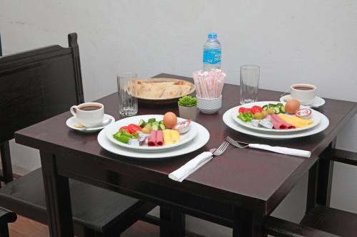 开罗Gresham Hotel的一张木桌,上面放着两盘食物