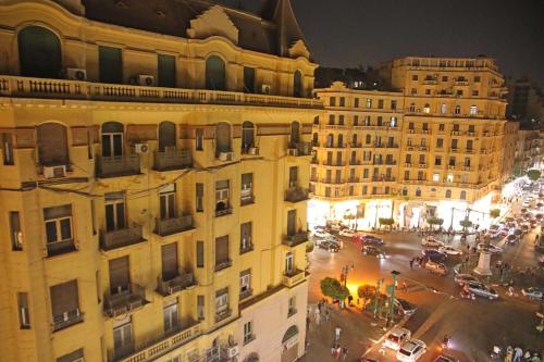 开罗Gresham Hotel的夜视城市街道