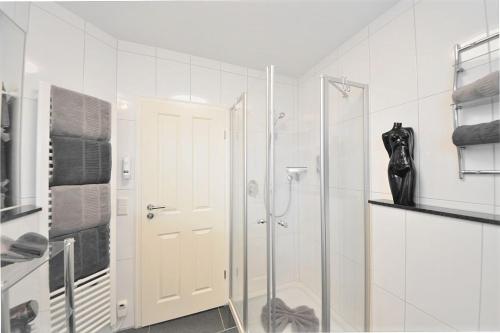 万根沃格Villa Vivaldi - Ferienwohnung 3的白色的浴室设有玻璃门淋浴