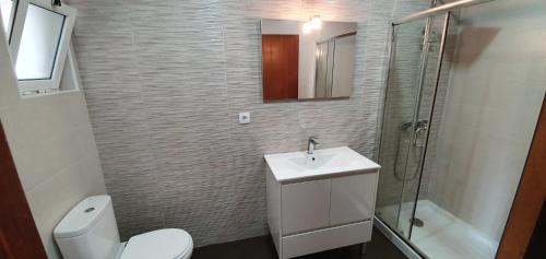 蒙蒂戈杜Casa Rosa的浴室配有卫生间、盥洗盆和淋浴。