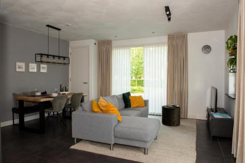 LiempdeDe Donksehoeve的带沙发的客厅和用餐室