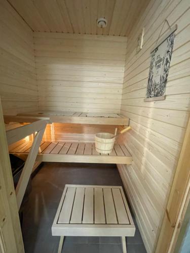 罗瓦涅米River的中间设有1个带长凳的桑拿浴室
