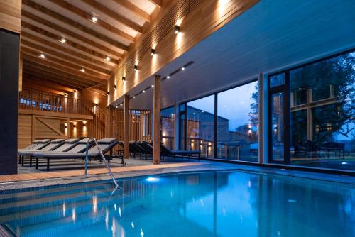 拉戈朗科Futangue Hotel & Spa的一座带窗户的室内泳池