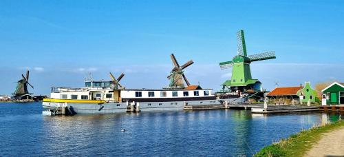 Unique Hotelboat botel Lena Maria
