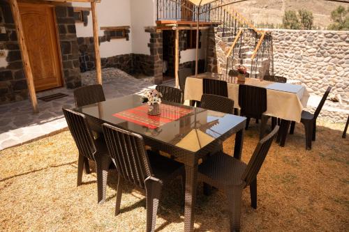 CoporaqueLodge El Portal de Qopuy的庭院里的餐桌和椅子