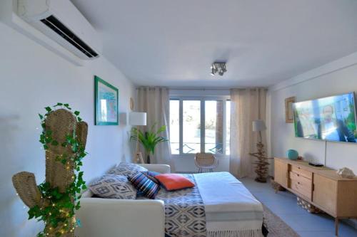 滨海自由城Beau 2P, très équipé, localisation parfaite/AC的一间卧室配有一张床和一个沙发