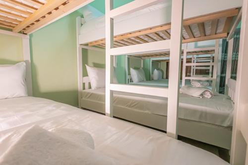 地拉那Relax Hostel的一间卧室配有两张双层床和镜子