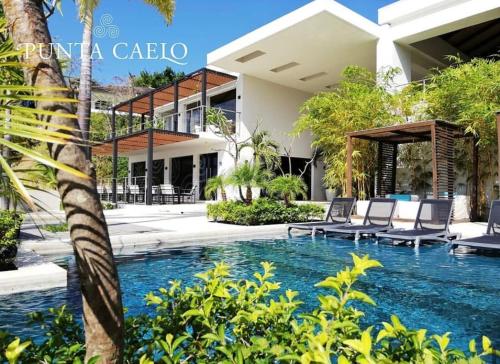圣卡洛斯Charming Zen-style Beach apartment at Punta Caelo的别墅前的游泳池