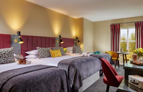 香侬香温泉酒店 的酒店客房设有两张床和一张桌子。