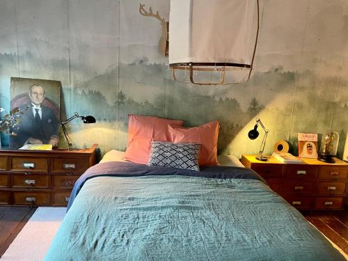 圣玛丽欧米讷Villa Grimm的卧室配有一张床,墙上挂有绘画作品