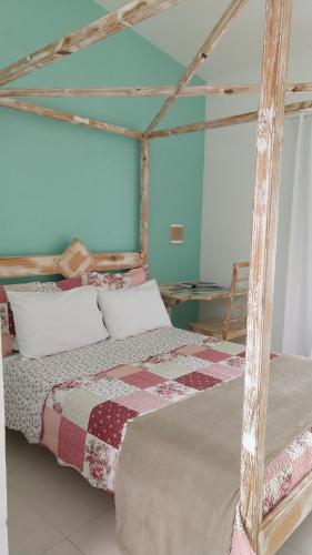 萨夸雷马Aloha Itaúna的一间卧室配有床,床上装有被子