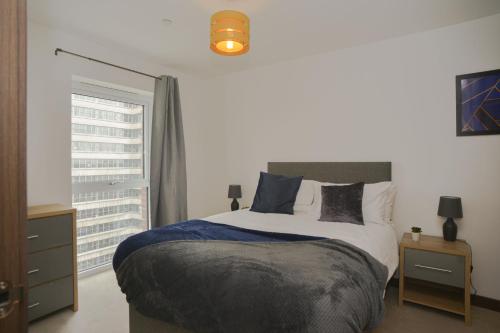 滨海绍森德Amazing Central Southend,2-bedroom flat,10th floor的一间卧室设有一张大床和一个窗户。