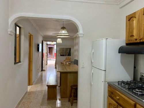贾丁Apartamentos Primavera的厨房配有白色冰箱和台面