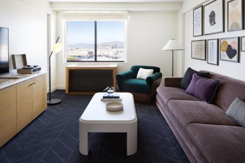 旧金山Kimpton Alton Hotel, an IHG Hotel的客厅配有沙发和桌子
